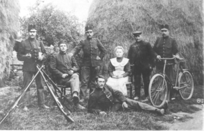 1000659 Groepsportret van militairen op het fort Jutphaas te Jutphaas.